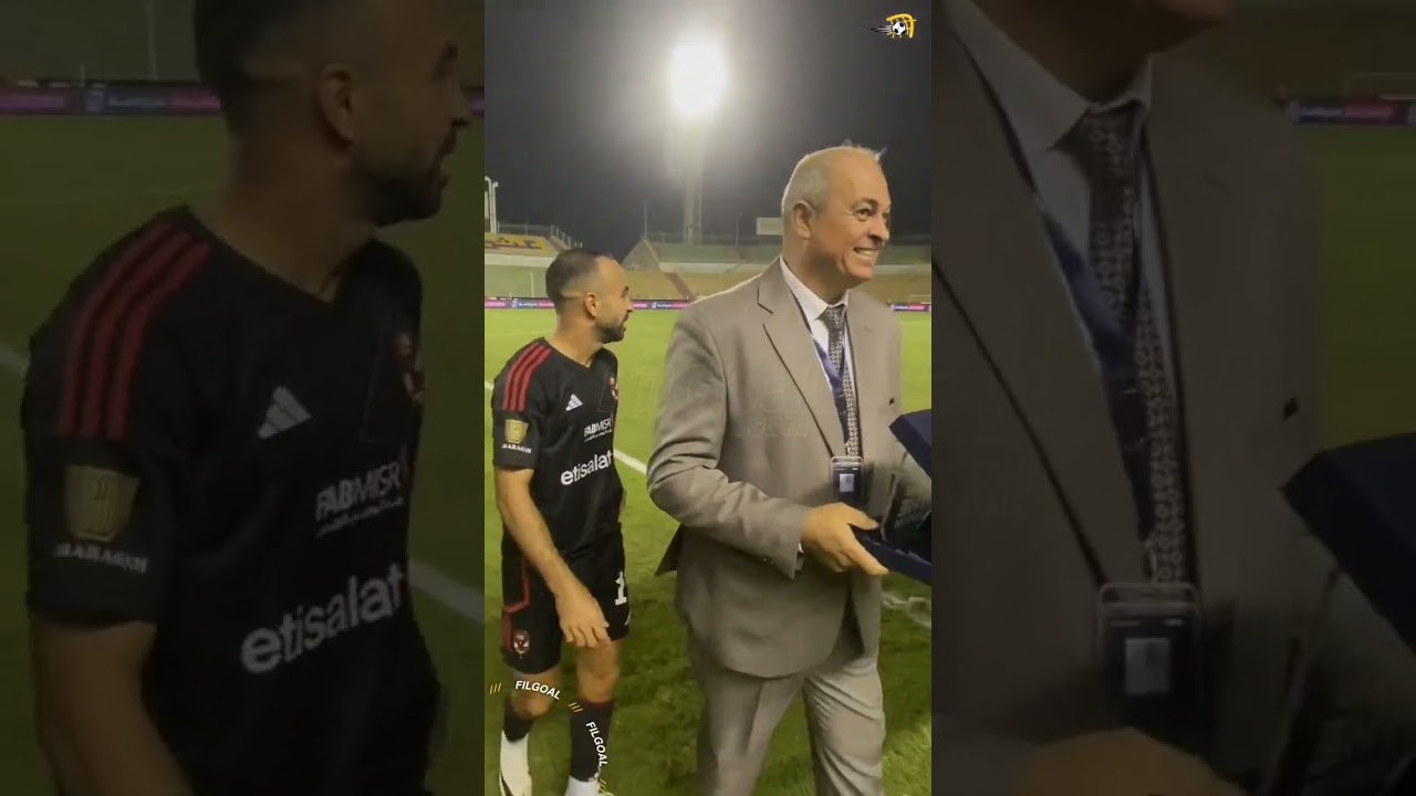 ياسر إبراهيم يمازح مراقب المباراة قبل إعطاء جائ...
