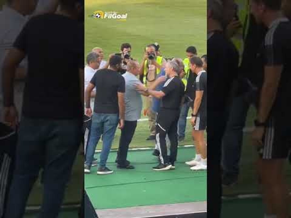 مصافحة كولر وشوقي غريب والجهاز الفني للأهلي والمقاولون قبل لقاء الفريقين.