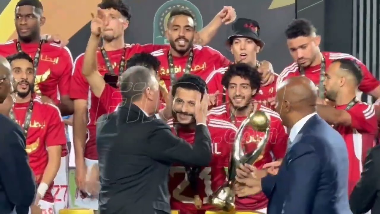الثــــــــانية عشر بتوقيت الأهلي.. احتفالات ومراسم تتويج لاعبي الأهلي بدوري أبطال إفريقيا 🦅🏆