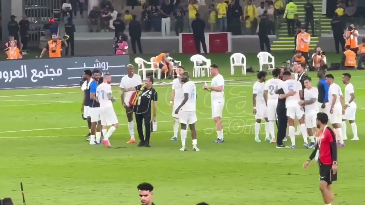 احتفال كريستيانو رونالدو مع الجمهور على الطريقة الأيسلندية