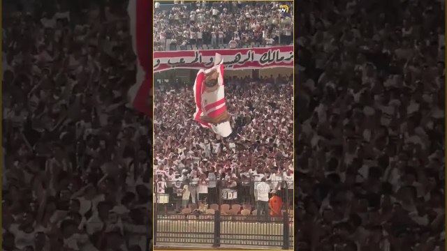 علم يحمل صورة شيكابالا وسط هتاف حار من الجماهير في المدرجات