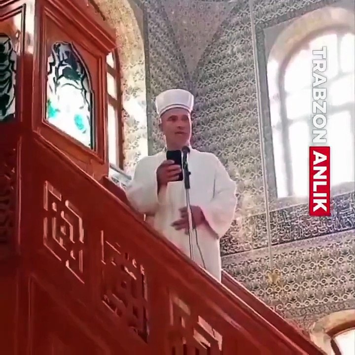 امام تركي يطرد المصلين من المسجد بسبب انشغالهم بهواتفهم