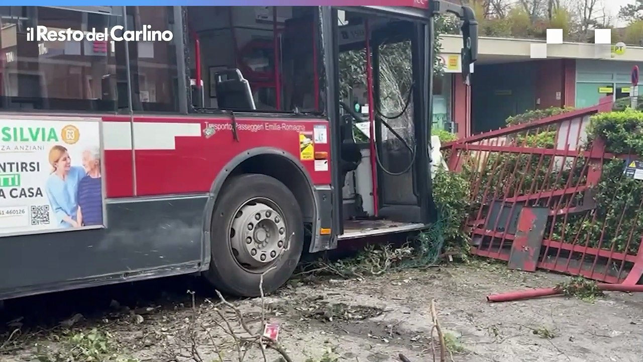 Autobus fuori strada a San Lazzaro: il video