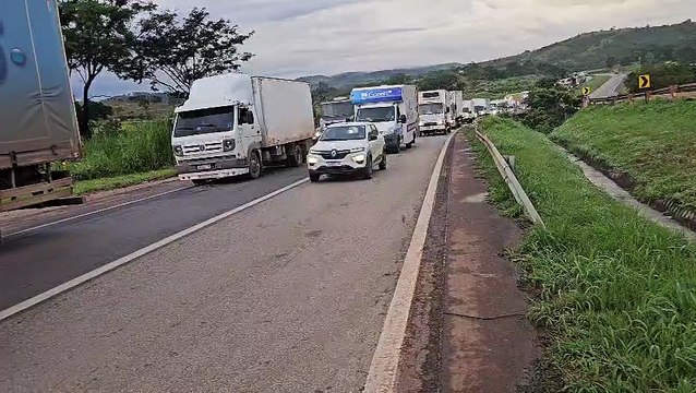Carreta carregada com botijões de gás tomba na BR-060 e rodovia está interditada