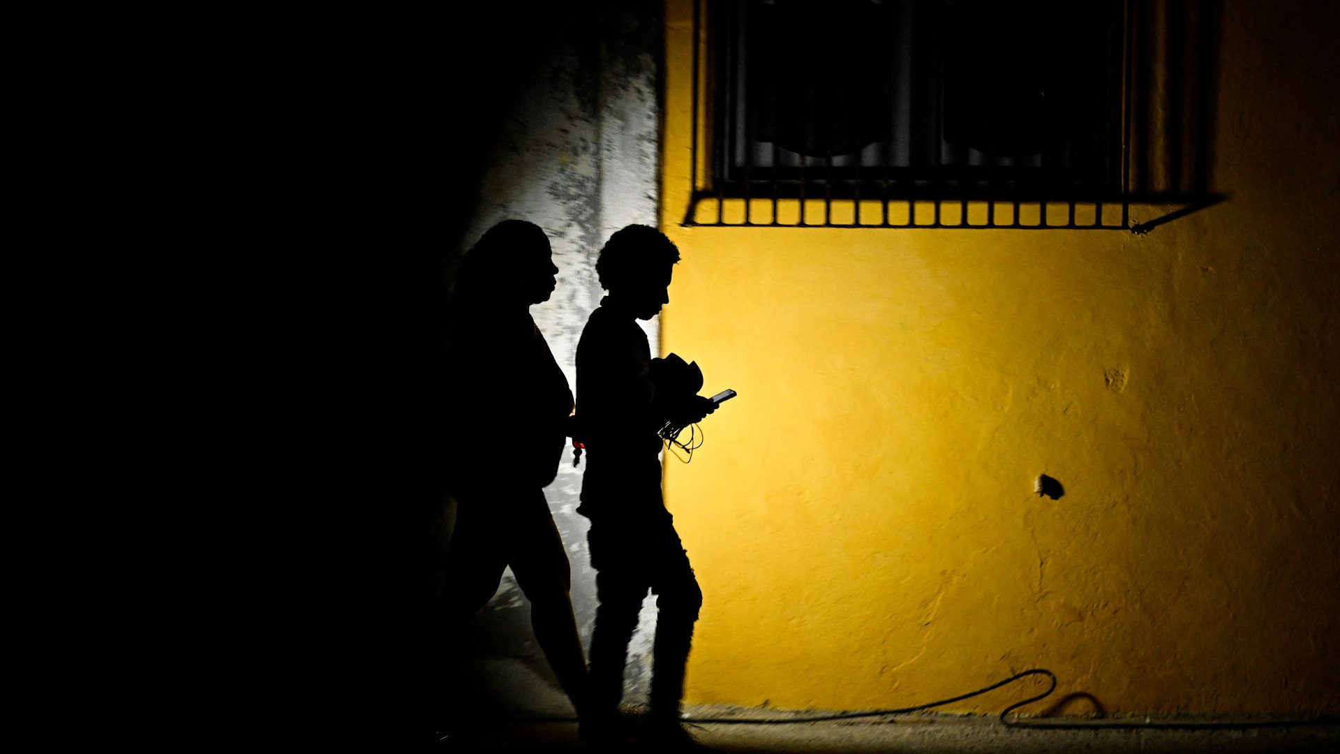 Un fallo en el Sistema El�ctrico Nacional (SEN) de Cuba dej� este lunes a m�s de nueve millones de personas sin suministro el�ctrico, marcando el sexto apag�n total que sufre el pa�s en apenas 18 meses. El colapso, ocurrido a las 13:41 hora local, no solo afect� la iluminaci�n de los hogares, sino que dej� a la inmensa mayor�a de la poblaci�n sin servicios b�sicos de telefon�a fija, m�vil e internet.
