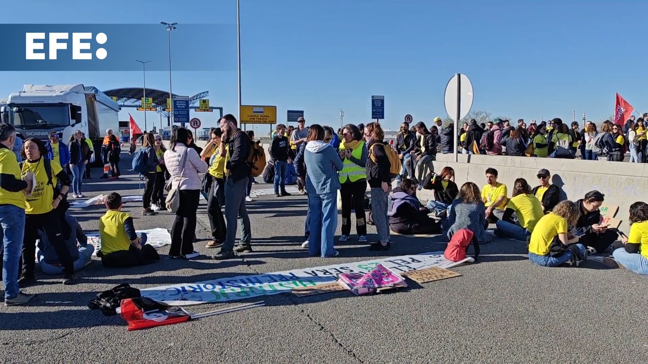 Profesores en huelga cortan la AP-2 y el acceso al Puerto de Tarragona