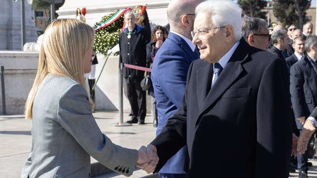 Mattarella all'Altare della Patria per la Giornata di Unità nazionale: il saluto con Meloni, la deposizione di una corona di fiori