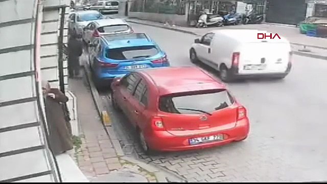 İstanbul'da gündüz vakti kapkaç şoku! Kadın neye uğradığını şaşırdı