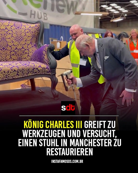 König Charles III greift zu Werkzeugen und versucht, einen Stuhl in Manchester zu restaurieren