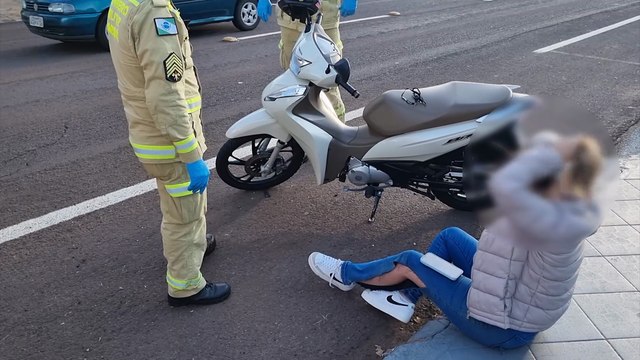 Mulher fica ferida após sofrer queda de moto no início da Rua Cuiabá