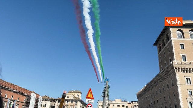 Le Frecce Tricolore sorvolano l'Altare della Patria per la Giornata dell'Unita Nazionale