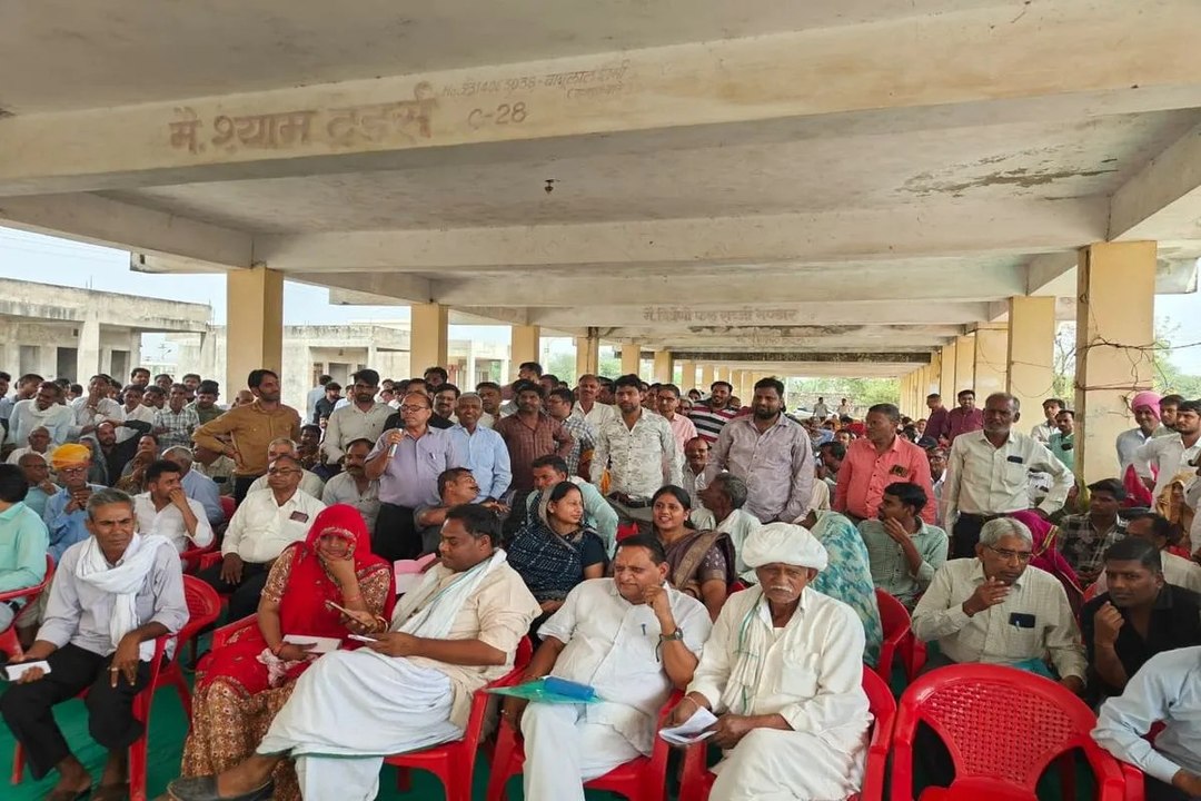 मंडी में गूंजे दुकानों की नीलामी के बोल, दुकानों के लिए किसानों-व्यापारियों में रही होड़