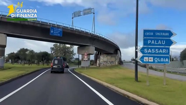 Oristano. Pacco pieno di droga: lo ritira e viene bloccato, sequestrati oltre 10 kg di hashish