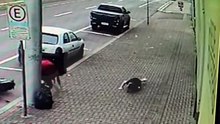 Câmera flagra jovem sendo atropelada na calçada por veículo elétrico