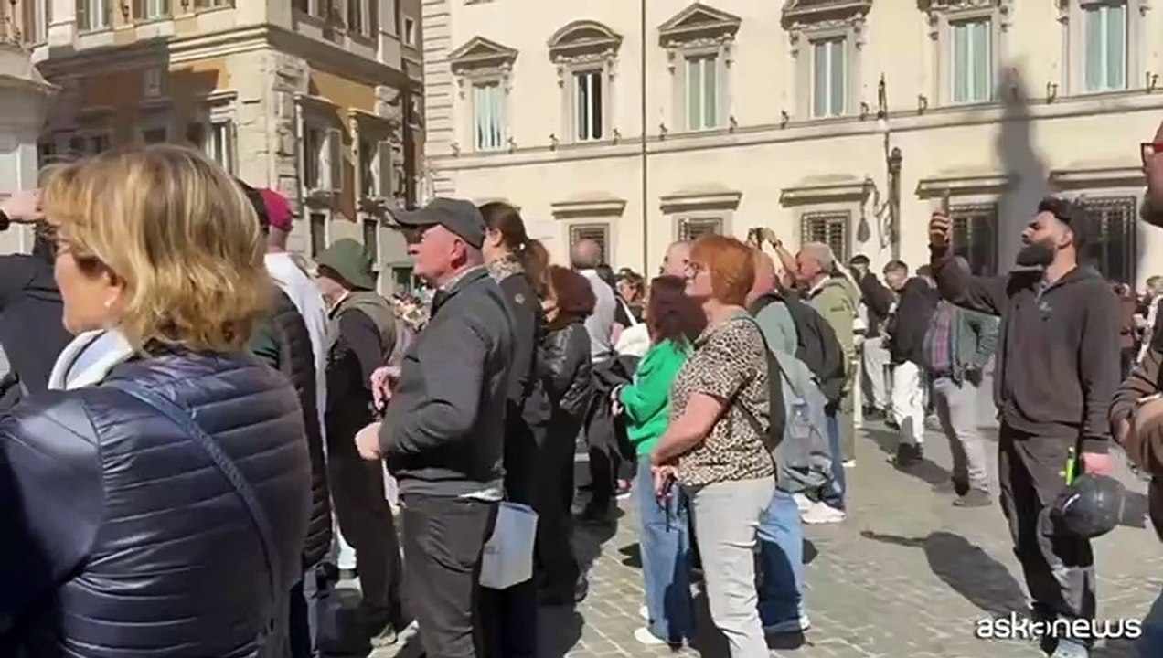 Giornata Unità: curiosi e turisti in piazza Colonna per bande musicali