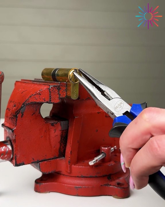 How to remove a stuck key! 🔑
