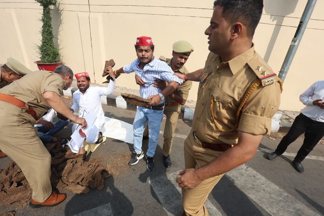 Lucknow यूनिवर्सिटी गेट पर LPG महंगाई के खिलाफ छात्रों का हंगामा, Police ने हिरासत में लिया