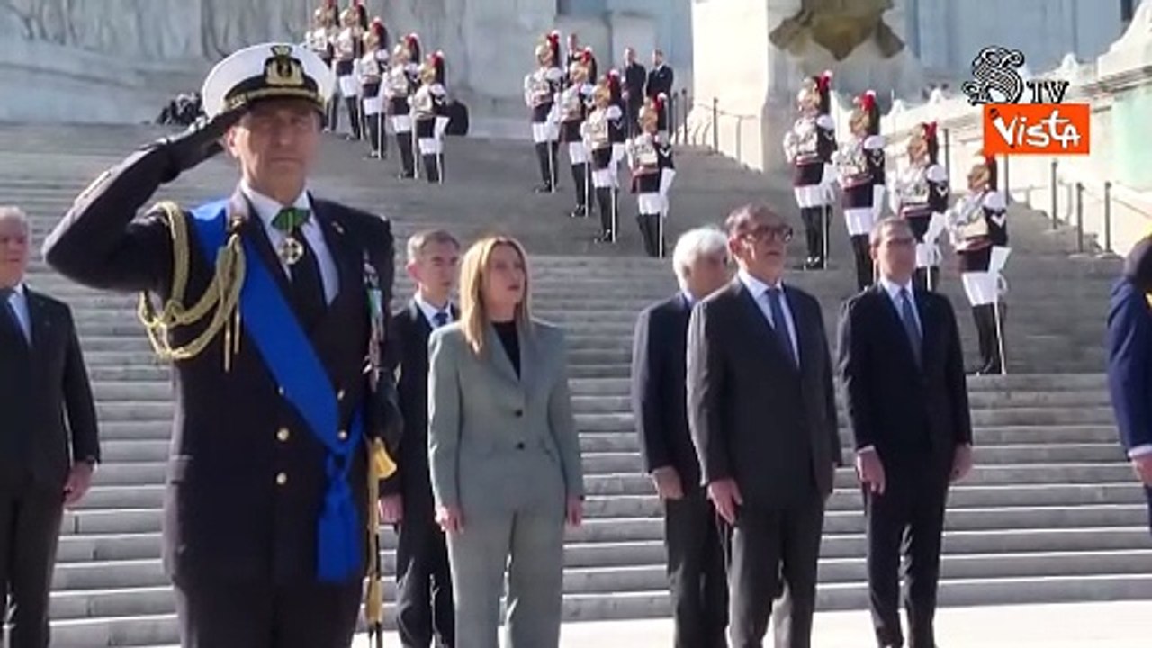 Giornata dell'Unità nazionale, La Russa e Meloni cantano l'Inno di Mameli all'Altare della Patria