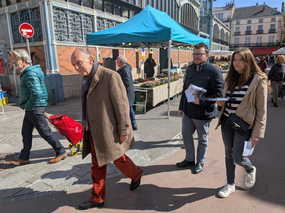 Thierry Coudert au marché des Halles, à Dijon, à quelques jours du second tour des municipales