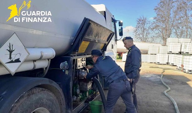 Acerra (NA) - Deposito clandestino di carburante: sequestrati 80mila litri di gasolio (17.03.26)