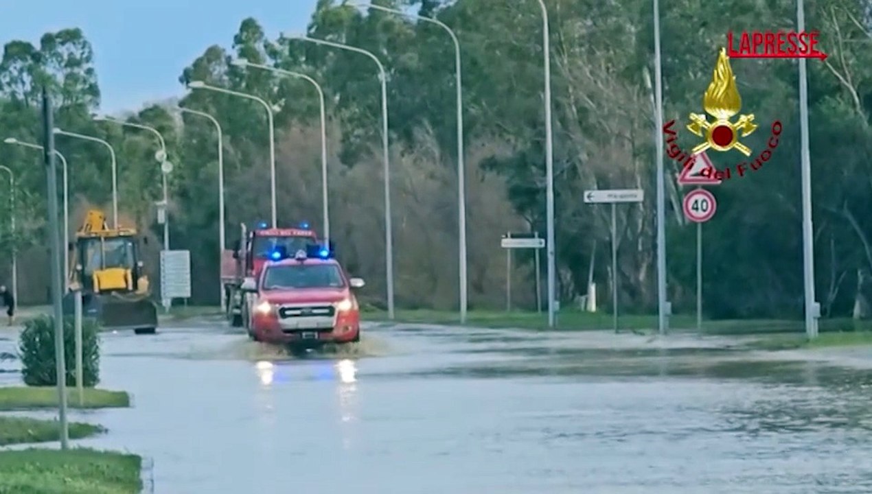 Maltempo, a Cosenza diversi interventi dei Vigili del fuoco: le immagini degli allagamenti