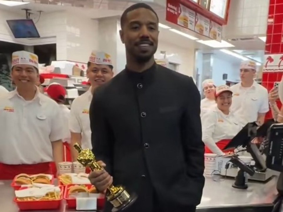 Oscar-Gewinner Michael B. Jordan feiert Triumph mit Burger
