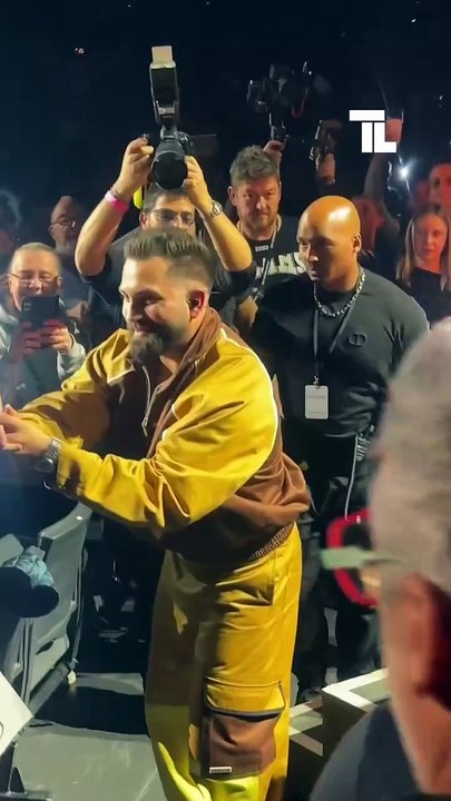 TL - L’entrée incroyable de Kendji en plein milieu du public dans la fosse de l’Accor Arena de Paris