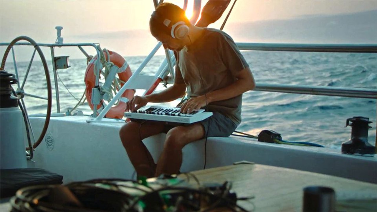 The Musician and the Whale Trailer OV