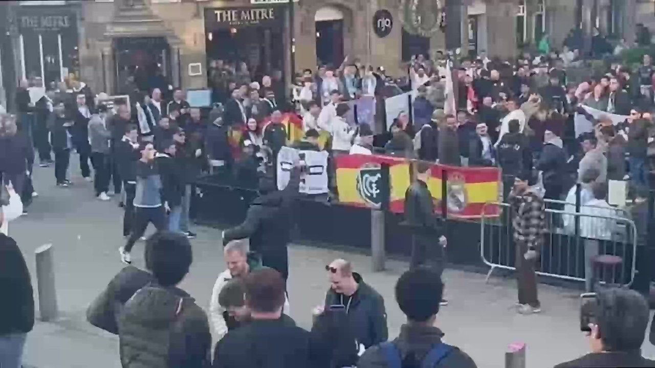 Un aficionado del City increpa a los aficionados del Madrid y estos responden