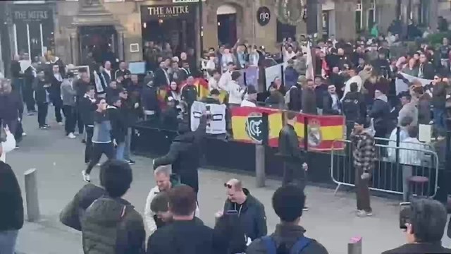 Un aficionado del City increpa a los aficionados del Madrid y estos responden