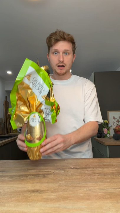 TOUS LES ŒUFS DE PÂQUES FERRERO ROCHER 😱✨ de l’œuf en papillote xxl à l’œuf classique ou encore les Ferrero Rocher normal ou xxl il y en a pour tous les goûts ! Il y a même un lapin Ferrero Rocher cette année 💪✨😍