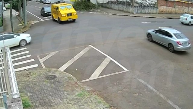 VÍDEO: carro roda na pista após motorista furar preferencial no Centro de Cascavel