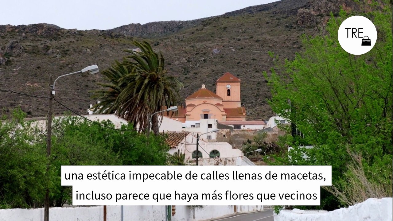 El precioso pueblo blanco de Almería con más flores que vecinos (y sin los turistas de Mojácar)