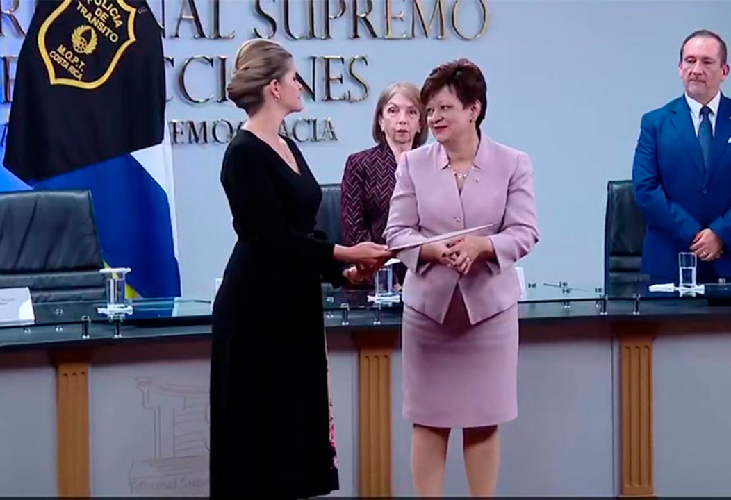 tn7-Laura-Fernández-recibe-credenciales-oficiales-del-TSE-como-presidenta-electa