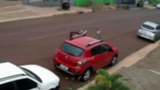 Câmera flagra adolescente de patinete elétrico atingindo porta de automóvel
