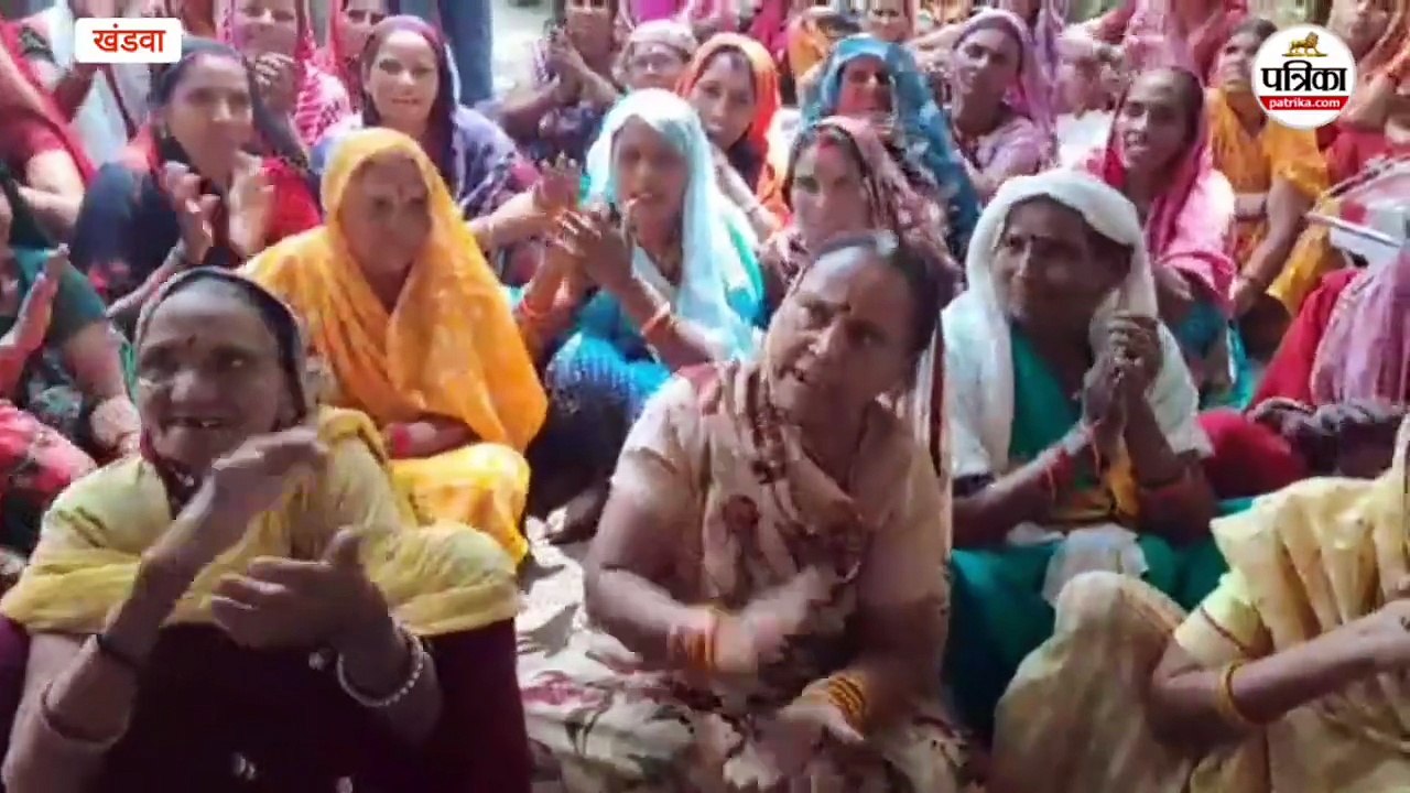 जल संकट... पानी के लिए महिलाओं ने जनसुनवाई में किया विरोध प्रदर्शन, अधिकारियों के सामने किए भजन