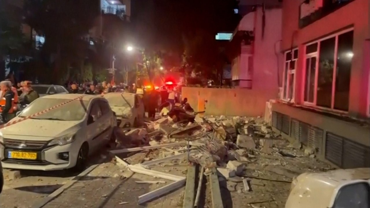 Missili iraniani su Israele: colpito un edificio a Ramat Gan, alla periferia di Tel Aviv