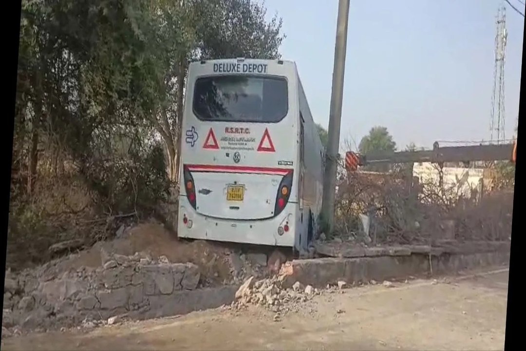 हाइवे पर ट्रेलर से टकरा गई बस, ट्रेलर का टायर फटा, खेत में जा घुसी बस