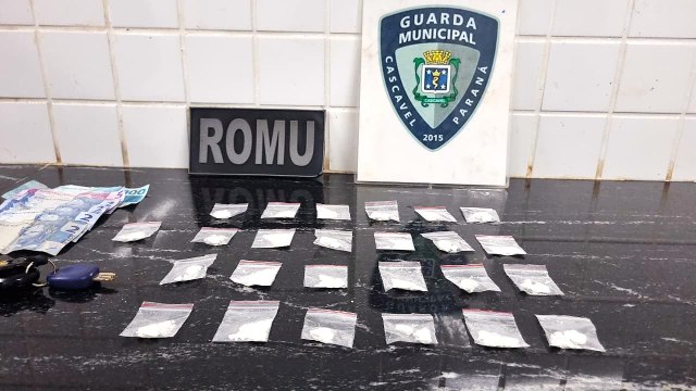 ROMU encaminha dupla à delegacia por tráfico de drogas no bairro Morumbi em Cascavel