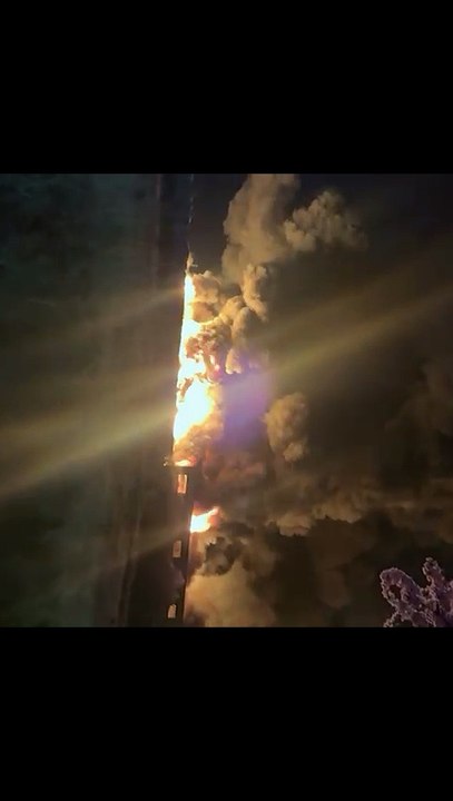 Espectacular incendio de una planta de neumáticos en La Bañeza (León)