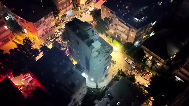 Imágenes del edificio impactado por un misil iraní en Tel Aviv que causó dos muertos