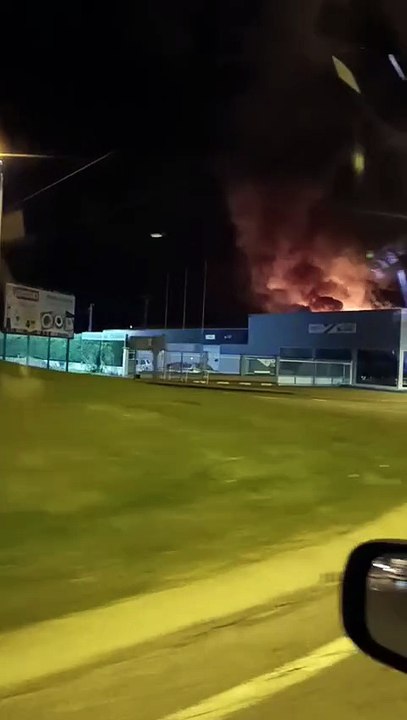 Devastador incendio de una nave de neumáticos de La Bañeza en León