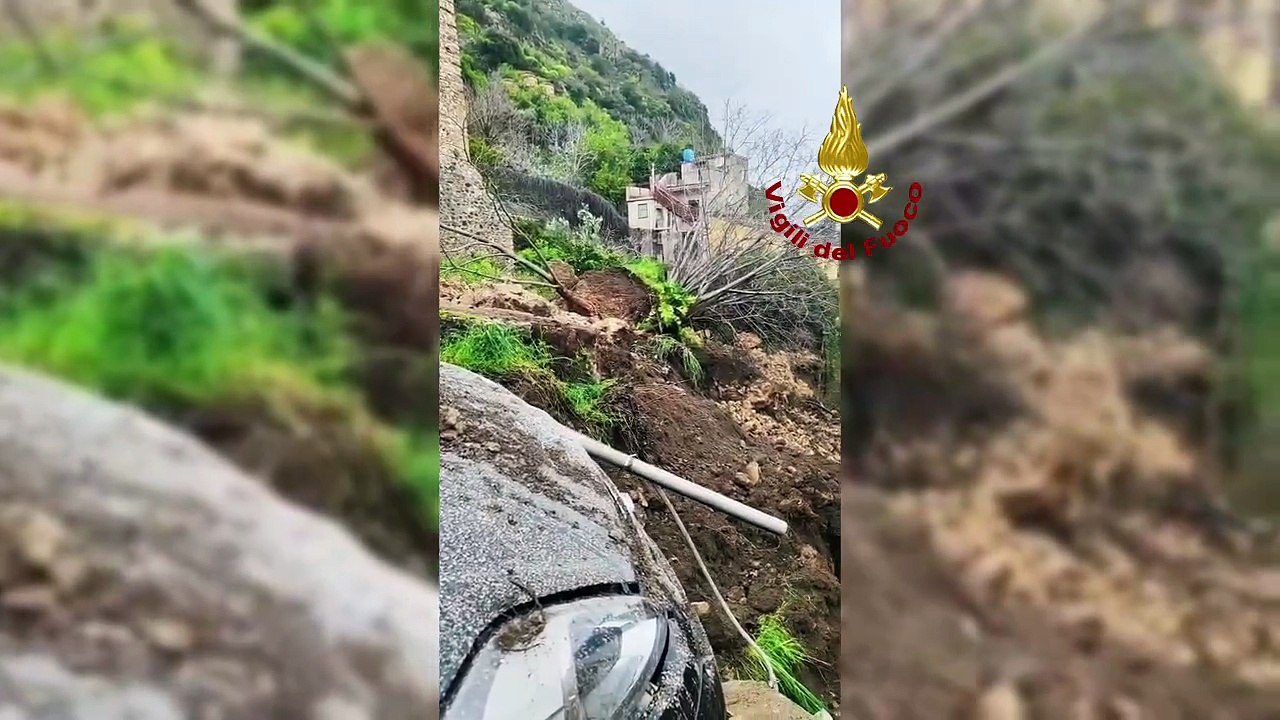 Frana costone su una casa a Stilo e devasta auto in sosta: miracolata una donna, si scava tra le macerie per escludere vittime