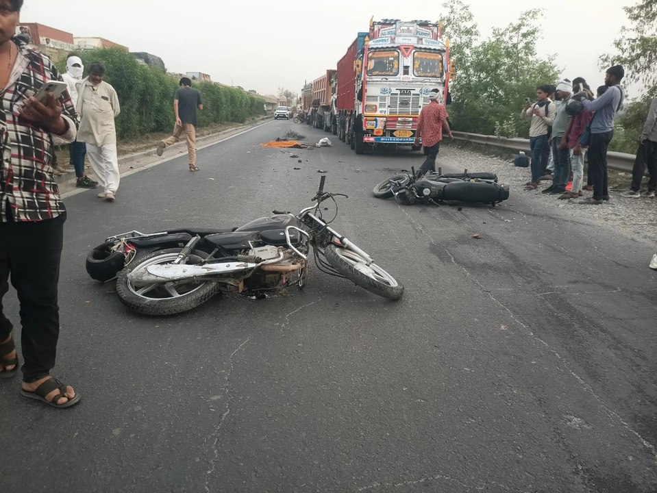 ट्रक की टक्कर से युवक की मौत पर दो घंटे जाम रहा हाईवे