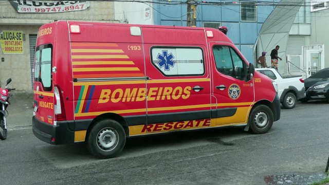 Acidente Grave em Cruz Cabugá: Condutor Idoso Colide com Veículo e Atropela Pedestre em Santo Amaro, Recife