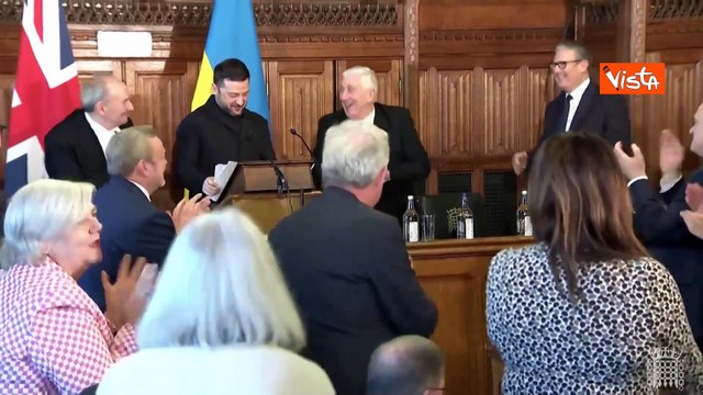 Standing ovation per Zelensky al Parlamento del Regno Unito