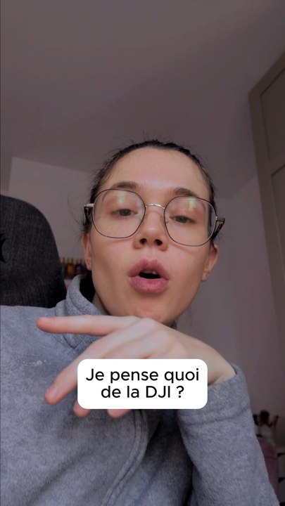 Cette caméra a changé ma façon de filmer 👀Petite, stabilisée et parfaite pour créer du contenu…Mais je suis curieuse : vous pensez que c’est quoi comme caméra ?