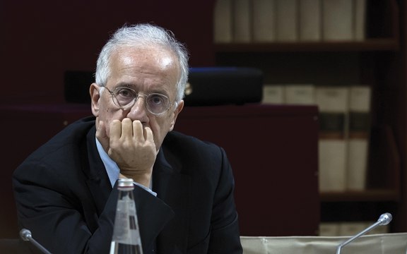 Walter Veltroni tra i sogni degli Anni 60: arriva stasera in tv lo spettacolo teatrale con Gabriele Rossi