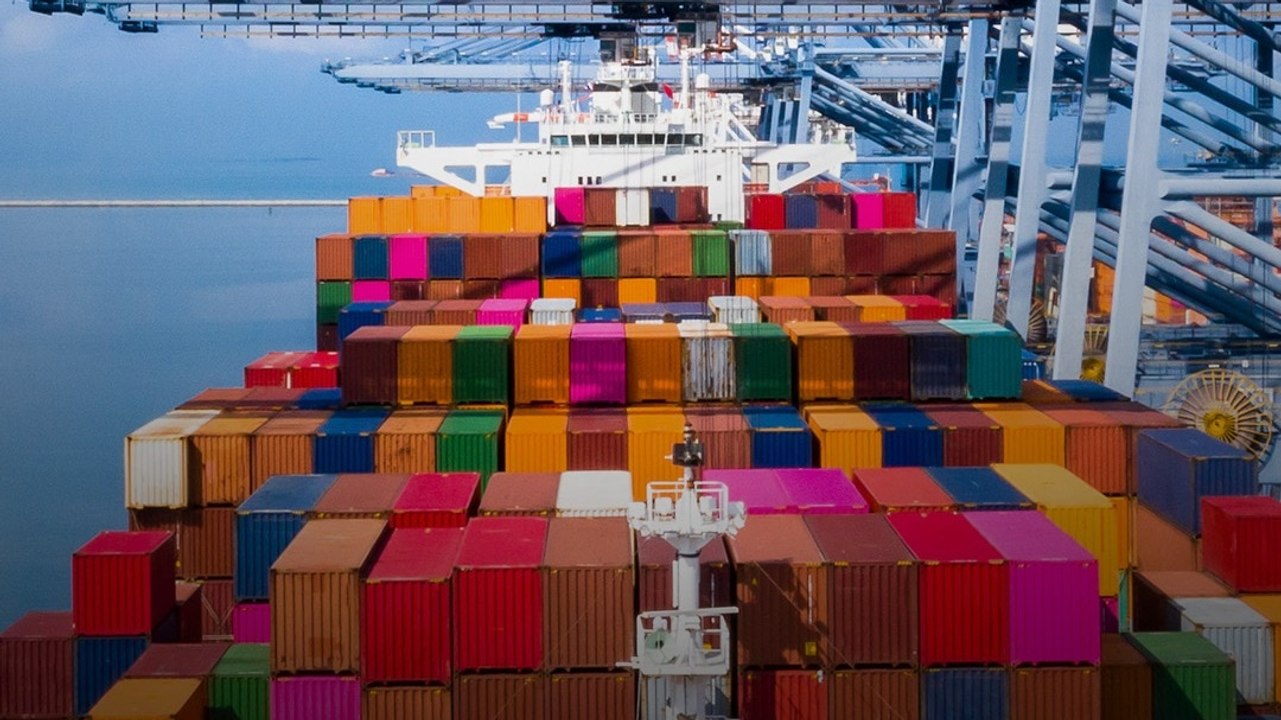 जंग और अंतरराष्ट्रीय पाबंदियों के बीच भी ईरान का तेल निर्यात जारी, स्ट्रेट ऑफ होर्मुज से गुजर रहे जहाज