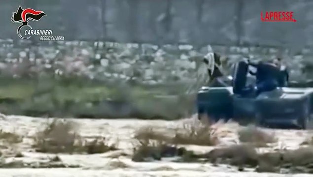 Reggio Calabria, auto si ribalta in torrente: salve 2 persone intrappolate